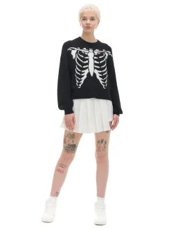 Czarny sweter z kontrastowym nadrukiem