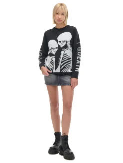 Czarny sweter z motywem kościotrupów