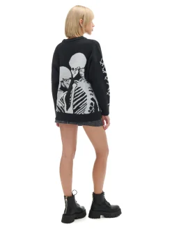 Czarny sweter z motywem kościotrupów