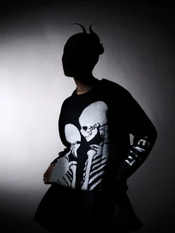 Czarny sweter z motywem kościotrupów