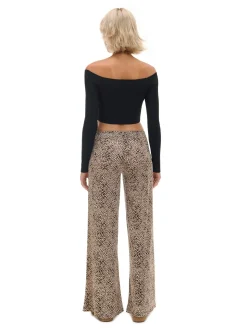 Czarny sweter z odkrytymi ramionami