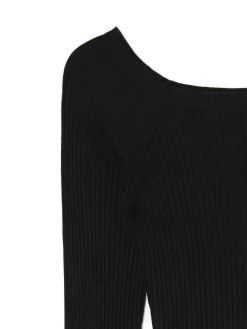 Czarny sweter z odkrytymi ramionami