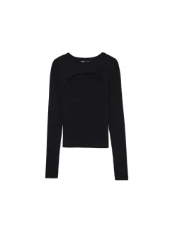 Czarny sweter z wycięciem z przodu