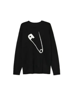 Czarny sweter ze agrafką