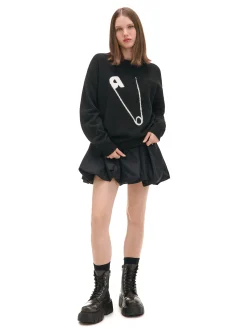 Czarny sweter ze agrafką