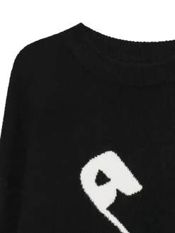 Czarny sweter ze agrafką