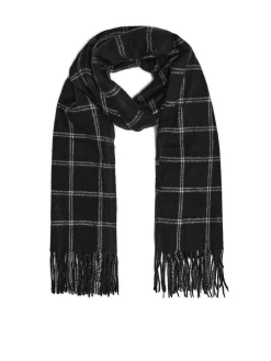 Czarny szalik w kratę z frędzlami