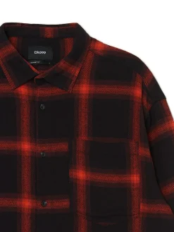 Czerwona flanelowa koszula w kratę