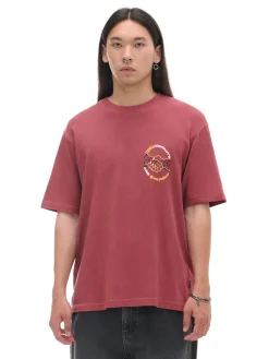 Czerwona koszulka z nadrukiem