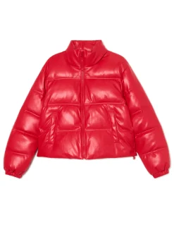 Czerwona kurtka puffer z efektem skóry