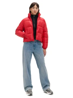 Czerwona kurtka puffer z efektem skóry