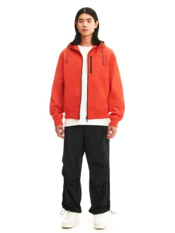 Czerwona kurtka z kapturem