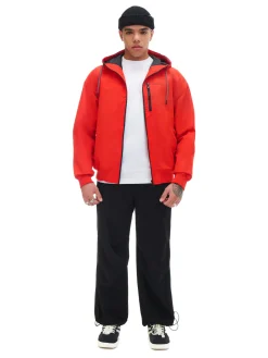 Czerwona kurtka z kapturem