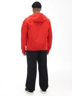 Czerwona kurtka z kapturem