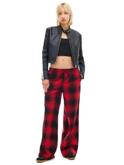 Czerwone spodnie w kratę