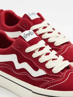 Czerwone sportowe buty