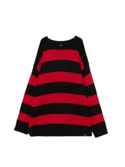 Czerwony sweter w paski