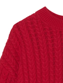 Czerwony sweter z warkoczowym splotem