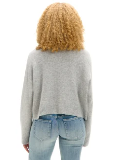 Gładki jasnoszary sweter