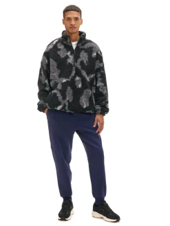 Granatowe dresowe joggery z nadrukiem na nogawce