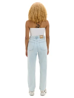 Jasne jeansy mom z wysokim stanem