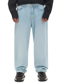 Jasne jeansy relaxed