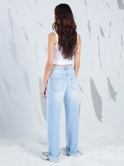 Jasne jeansy straight z efektem sprania