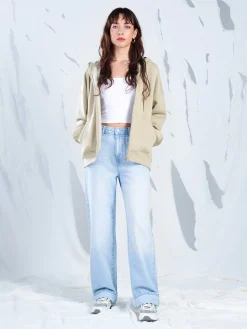 Jasne jeansy straight z efektem sprania