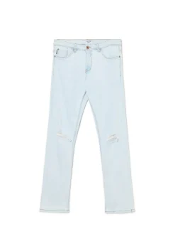 Jasne jeansy z przetarciami na kolanach