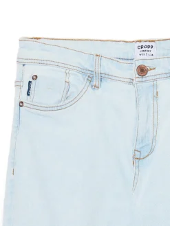 Jasne jeansy z przetarciami na kolanach