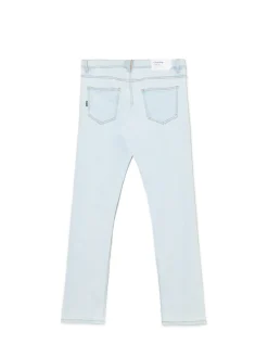 Jasne jeansy z przetarciami na kolanach