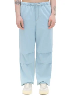 Jasnoniebieskie jeansy parachute