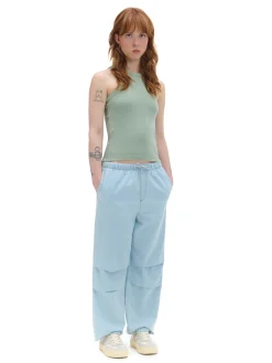 Jasnoniebieskie jeansy parachute