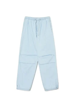 Jasnoniebieskie jeansy parachute