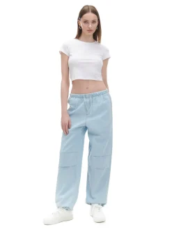 Jasnoniebieskie jeansy parachute