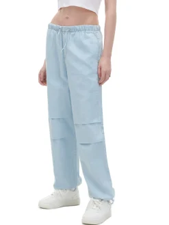 Jasnoniebieskie jeansy parachute