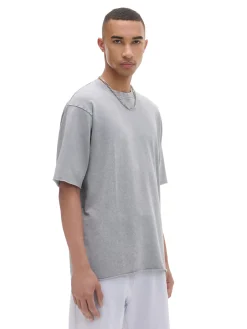 Jasnoszara koszulka z surowym wykończeniem