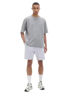 Jasnoszara koszulka z surowym wykończeniem