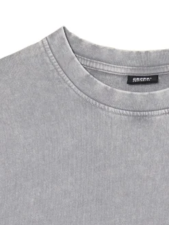 Jasnoszara koszulka z surowym wykończeniem