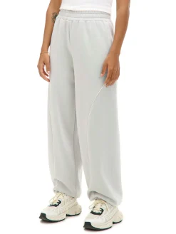 Jasnoszare dresowe joggery z naszywkami