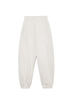 Jasnoszare dresowe joggery z naszywkami