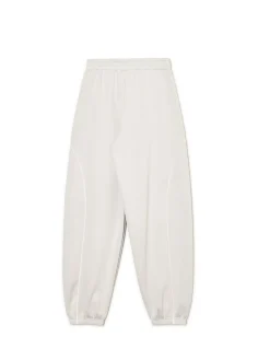 Jasnoszare dresowe joggery z naszywkami