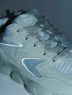 Jasnoszare sneakersy z odblaskowymi elementami