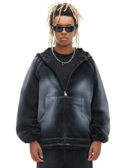 Jeansowa kurtka z efektem przetarcia