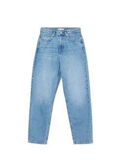 Jeansy mom z wysokim stanem