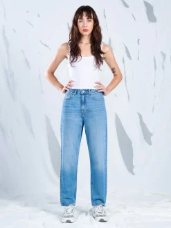 Jeansy mom z wysokim stanem