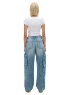 Jeansy skater z efektem sprania