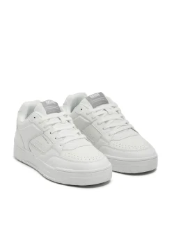 Klasyczne białe sneakersy