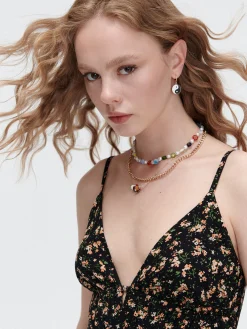 Kombinezon w kwiaty z wiązaniem