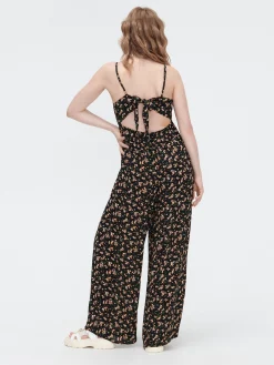 Kombinezon w kwiaty z wiązaniem